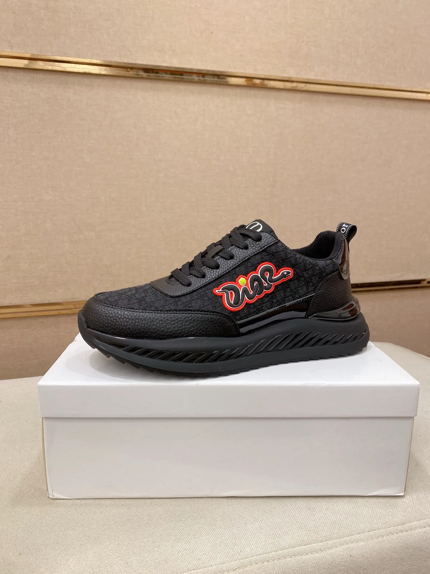 Factory price: 462💰 [Dior·Dior] New casual sports style men's shoes, new spring and summer design, perfect workmanship, lace-up style to create cabinet quality, upper: imported first-layer cowhide, sheepskin lining is soft and comfortable, ultra-light TPU wear-resistant outsole, simple, versatile fashion men's shoes, excellent color code number 38--44. Can be customized 45 non-returnable